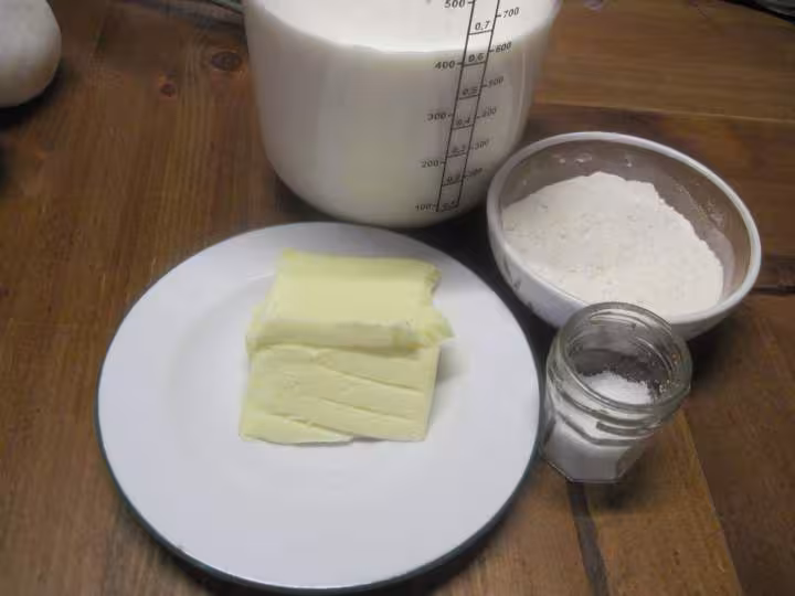 Escalopes de poulet a la sauce bechamel aux champignons