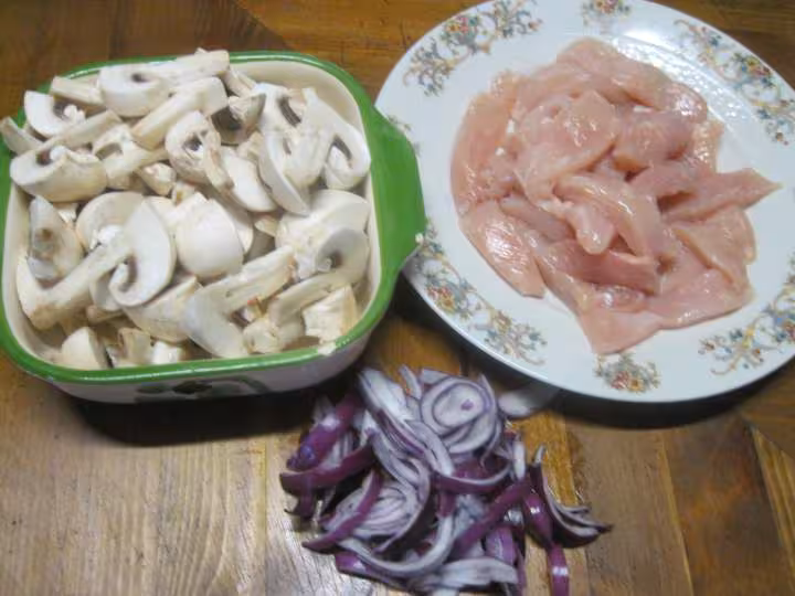 Escalopes de poulet a la sauce bechamel aux champignons