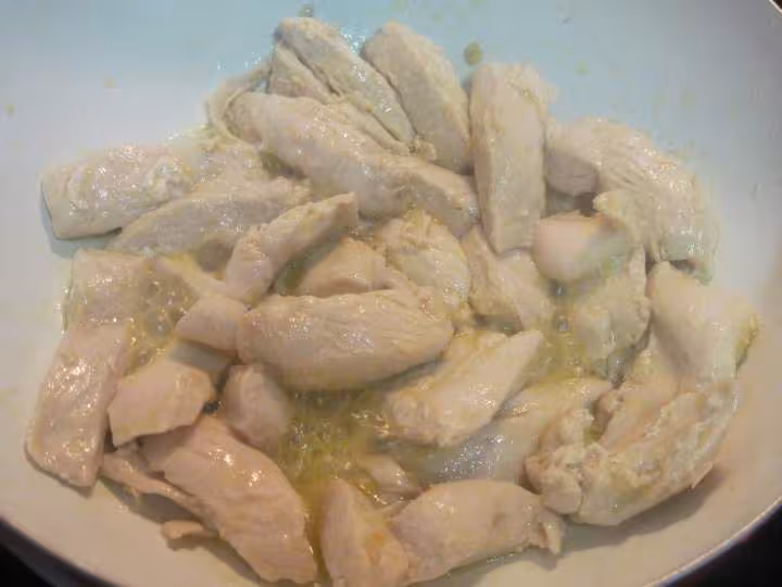 Escalopes de poulet a la sauce bechamel aux champignons