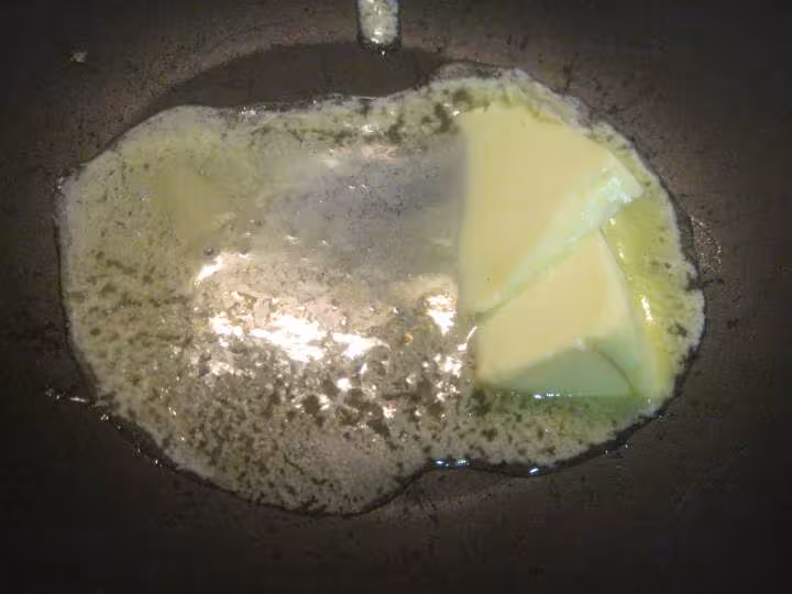Escalopes de poulet a la sauce bechamel aux champignons