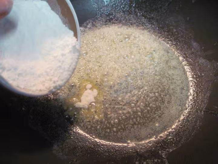 Escalopes de poulet a la sauce bechamel aux champignons