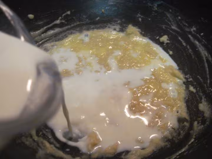 Escalopes de poulet a la sauce bechamel aux champignons