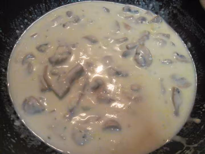 Escalopes de poulet a la sauce bechamel aux champignons