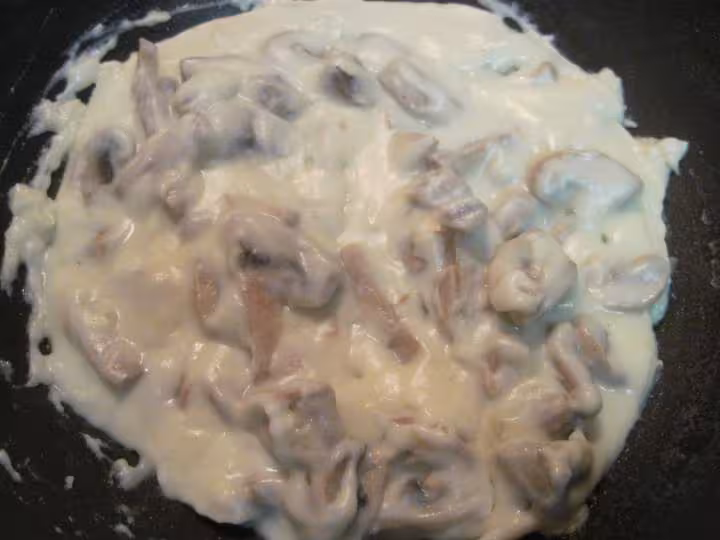 Escalopes de poulet a la sauce bechamel aux champignons