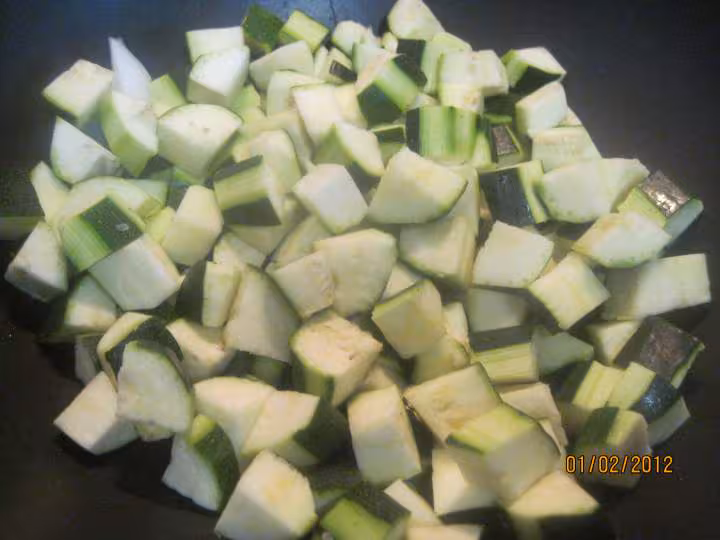 Escalopes de poulet aux courgettes en sauce tomate