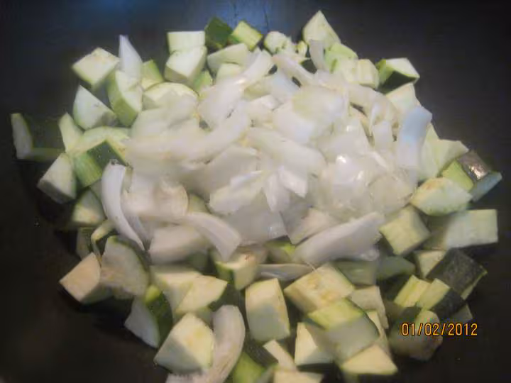 Escalopes de poulet aux courgettes en sauce tomate