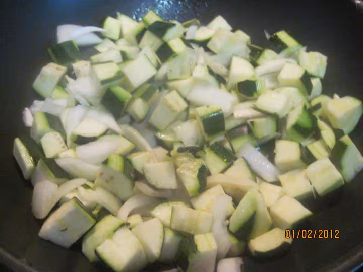 Escalopes de poulet aux courgettes en sauce tomate