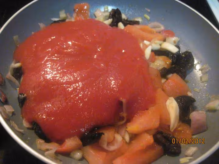 Escalopes de poulet aux courgettes en sauce tomate