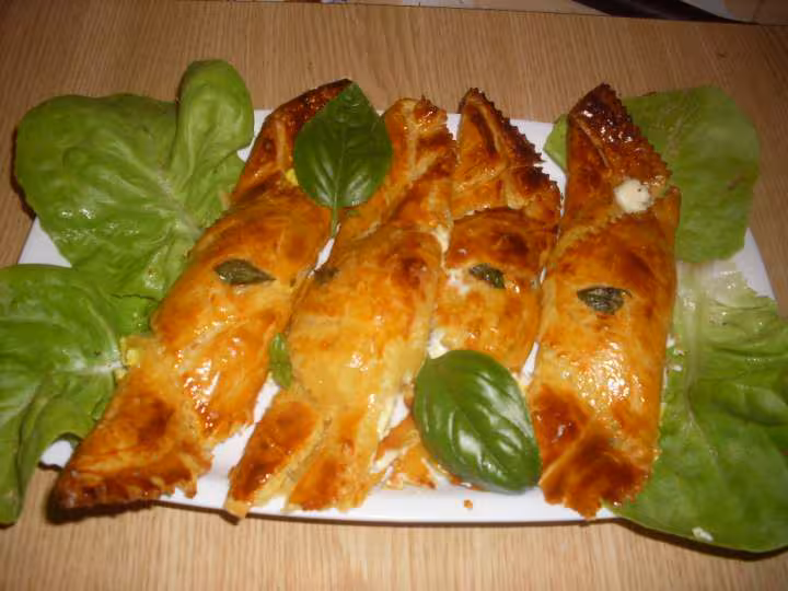 Feuilletees a la creme de gruyere