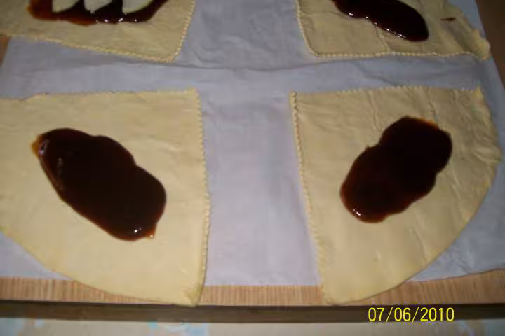 Feuilletees de pruneaux a la pomme