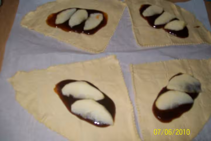 Feuilletees de pruneaux a la pomme