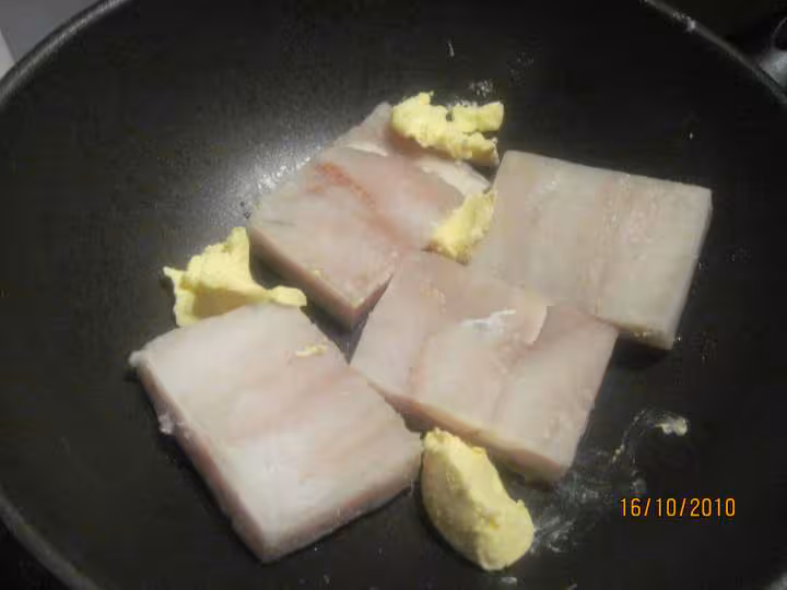Filets de colin aux champignons beurre persillade