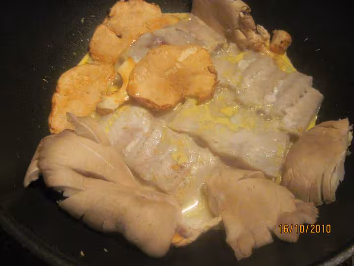 Filets de colin aux champignons beurre persillade