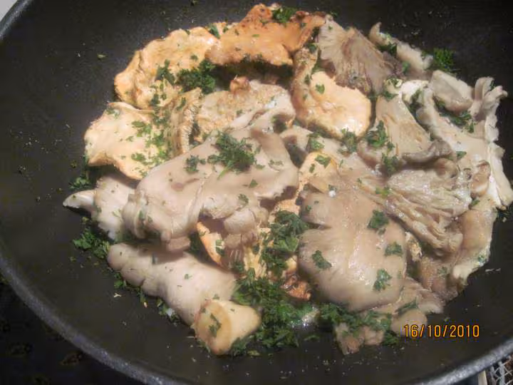 Filets de colin aux champignons beurre persillade