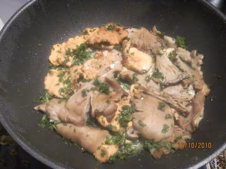 Filets de colin aux champignons beurre persillade