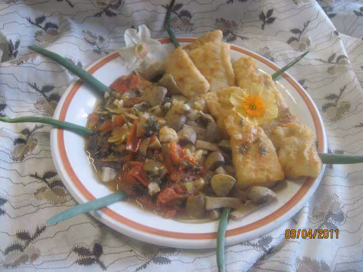 Filets de poisson aux legumes en sauce