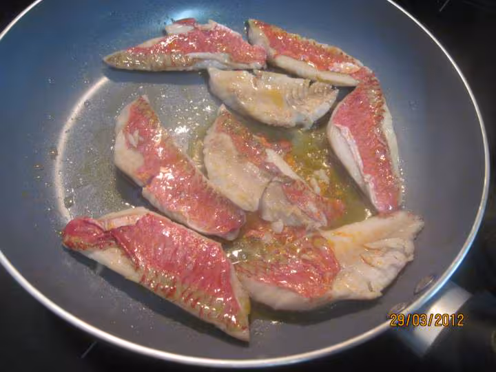 Filets rouget barbet aux champignons en sauce
