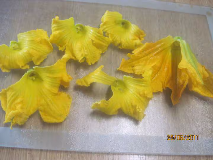 Fleurs de courgettes farcies