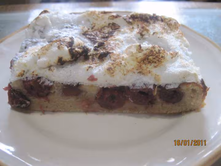 Gateau a la creme fraiche aux griottes et meringue