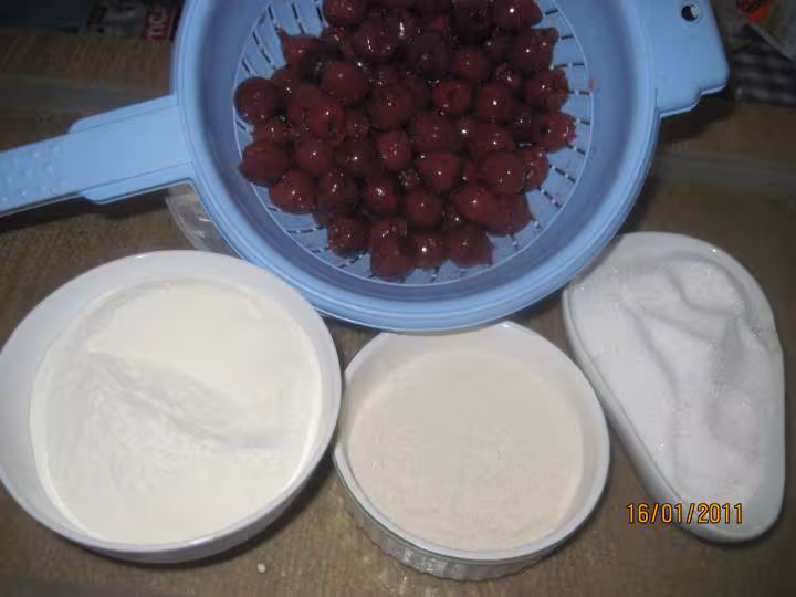 Gateau a la creme fraiche aux griottes et meringue