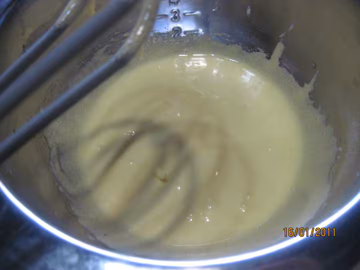 Gateau a la creme fraiche aux griottes et meringue