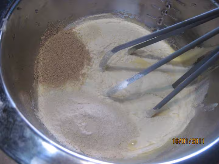 Gateau a la creme fraiche aux griottes et meringue