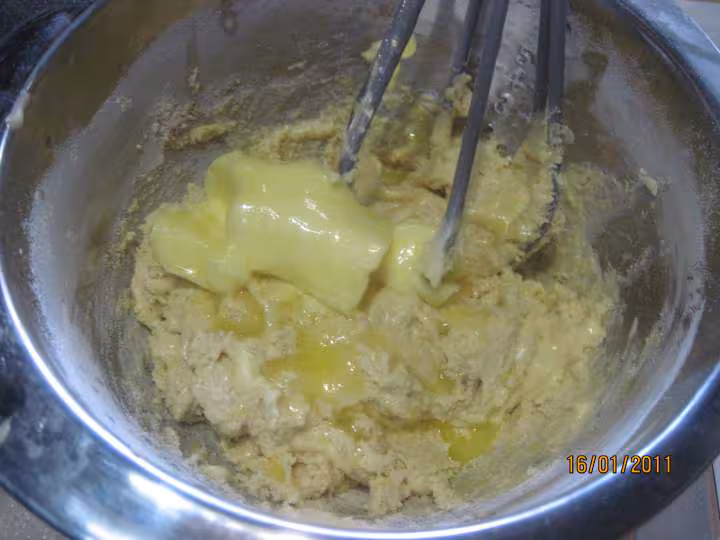 Gateau a la creme fraiche aux griottes et meringue