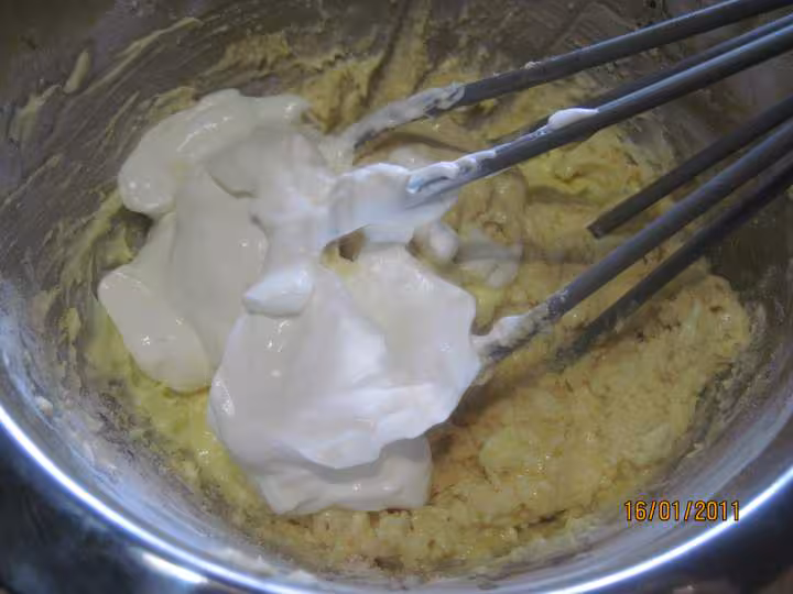 Gateau a la creme fraiche aux griottes et meringue