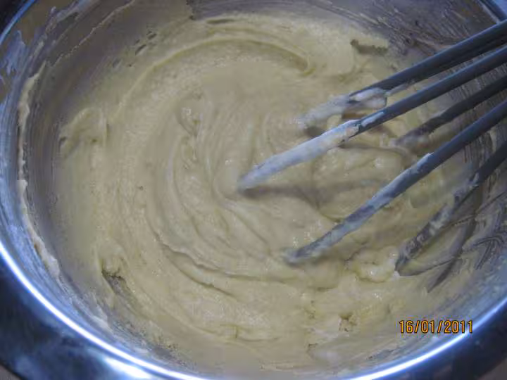 Gateau a la creme fraiche aux griottes et meringue
