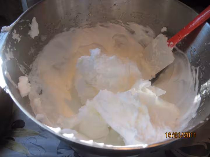 Gateau a la creme fraiche aux griottes et meringue