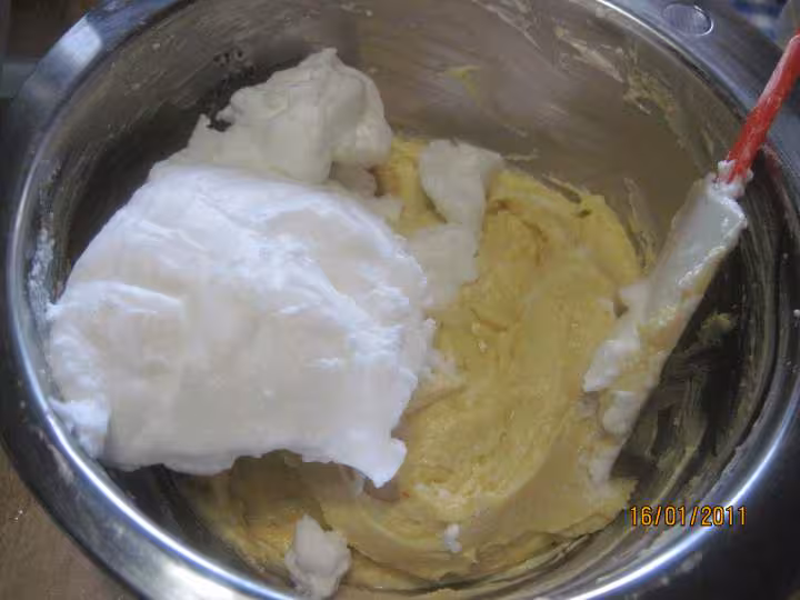 Gateau a la creme fraiche aux griottes et meringue