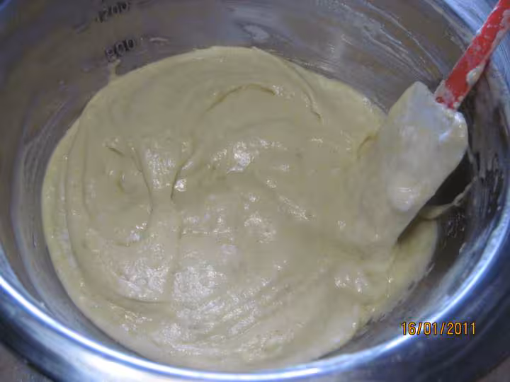 Gateau a la creme fraiche aux griottes et meringue