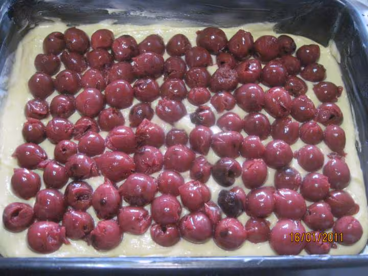 Gateau a la creme fraiche aux griottes et meringue