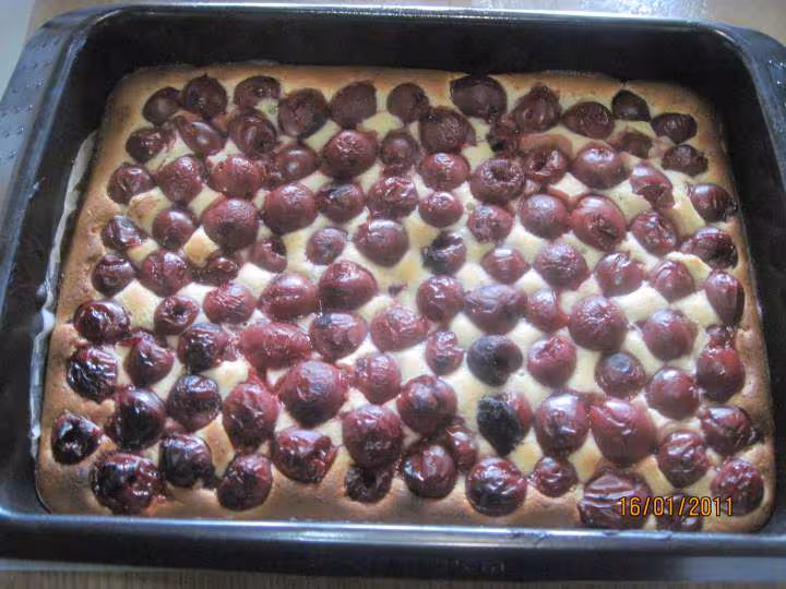 Gateau a la creme fraiche aux griottes et meringue