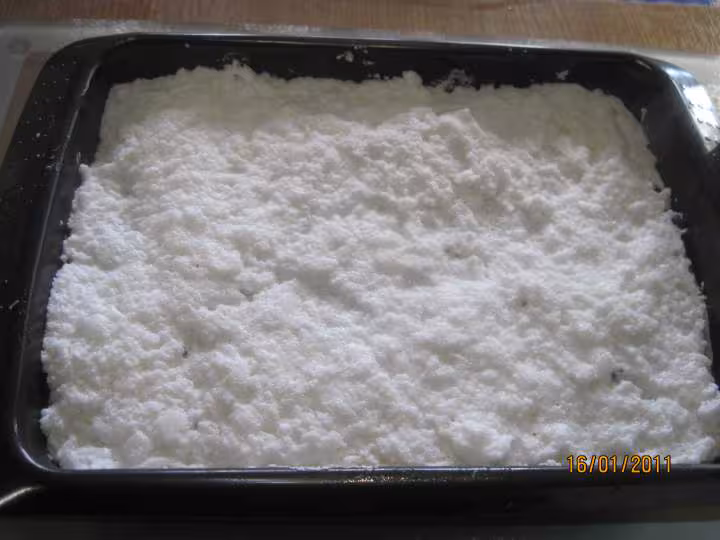 Gateau a la creme fraiche aux griottes et meringue