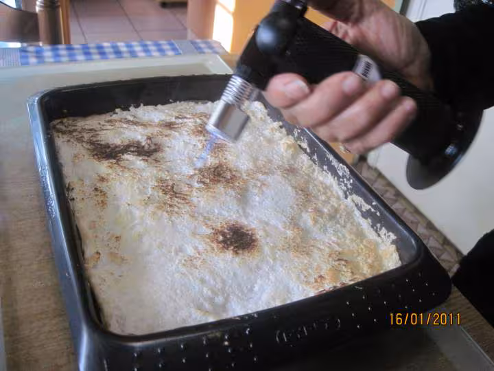 Gateau a la creme fraiche aux griottes et meringue