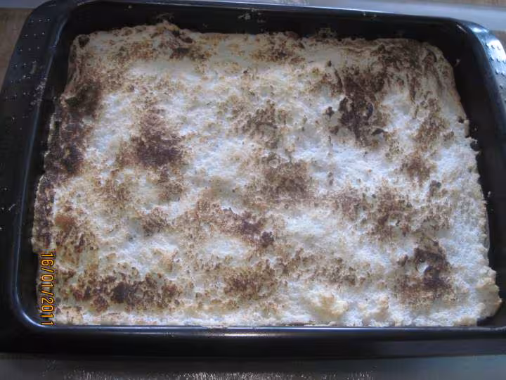 Gateau a la creme fraiche aux griottes et meringue