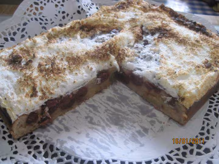Gateau a la creme fraiche aux griottes et meringue