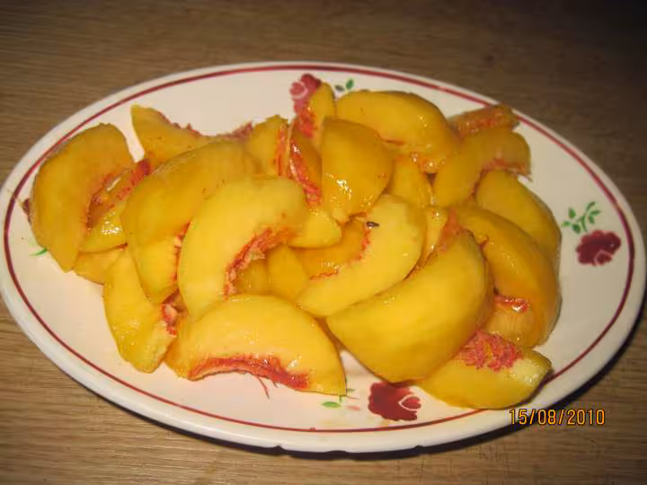 Gateau aux peches aux amandes effilees
