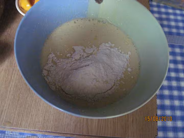 Gateau aux peches aux amandes effilees