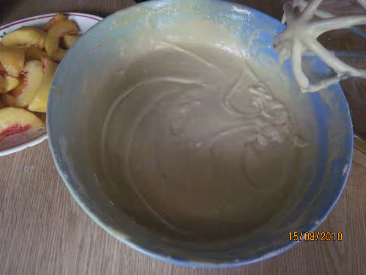 Gateau aux peches aux amandes effilees