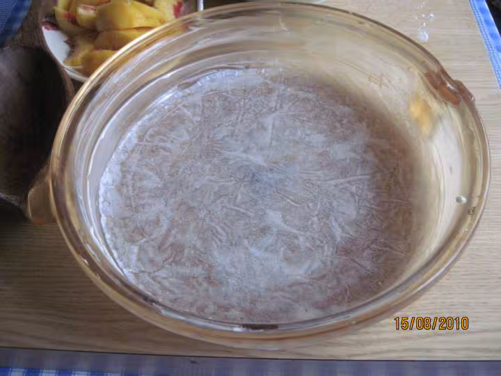 Gateau aux peches aux amandes effilees