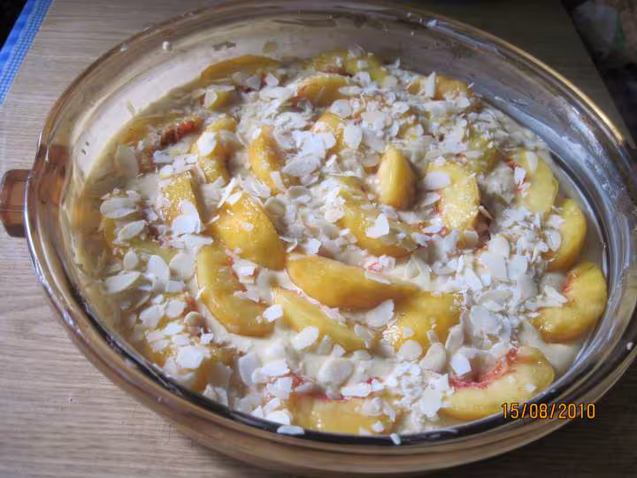 Gateau aux peches aux amandes effilees