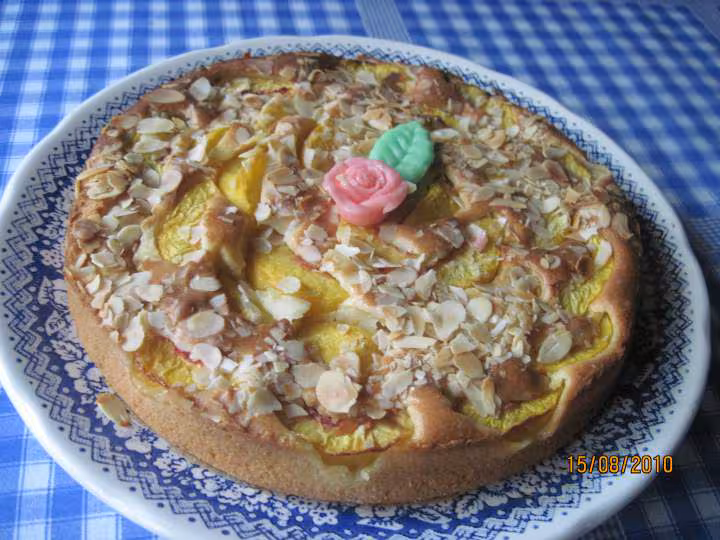 Gateau aux peches aux amandes effilees