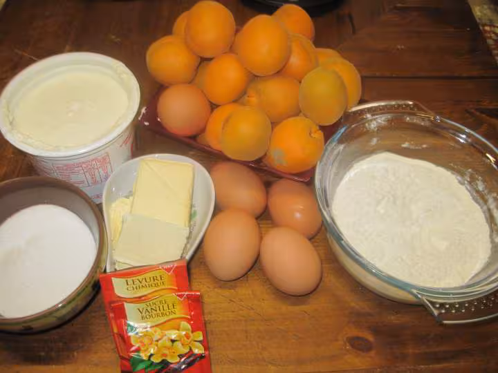 Gateau clafoutis aux abricots a la creme fraiche