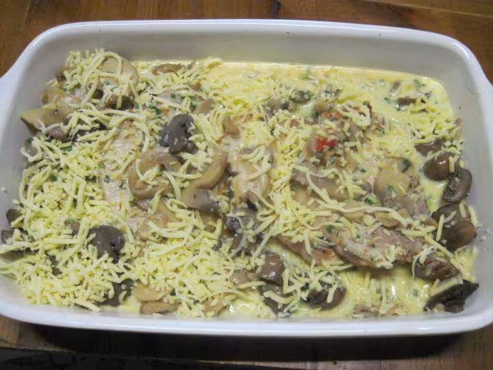 Gratin de cotelettes de porc et champignons