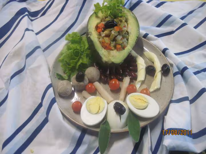 Gros avocat garnis de crudites
