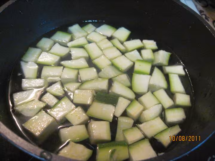 Grosses quenelles de brochet aux des de courgettes