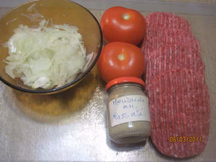 Hamburger au boeuf hache a la moutarde au massale