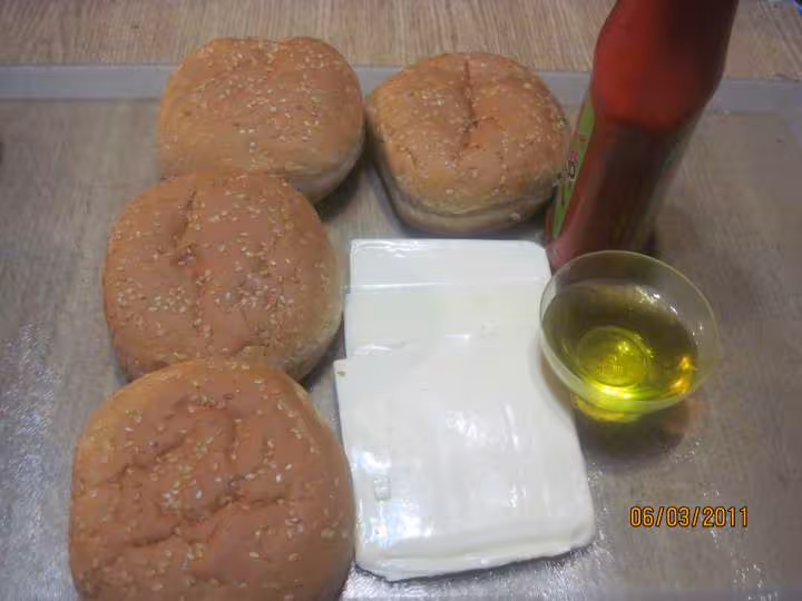 Hamburger au boeuf hache a la moutarde au massale